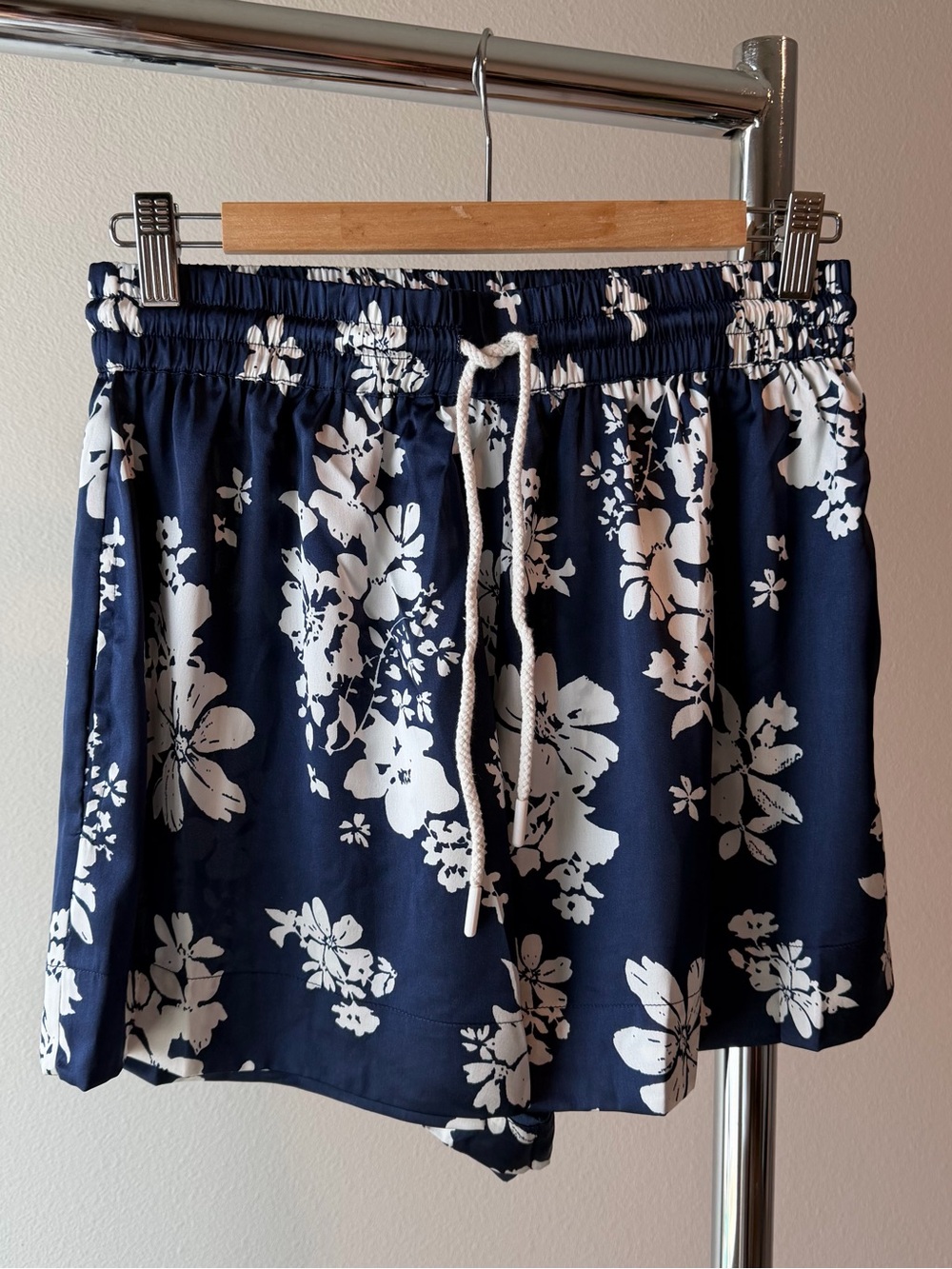 Sense Boutique Brand Size Medium Drawstring Shorts in Navy Blue Floral NWT